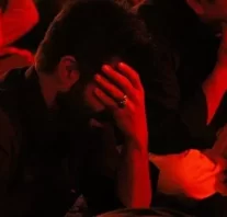 دل سنگ و اشک مرد